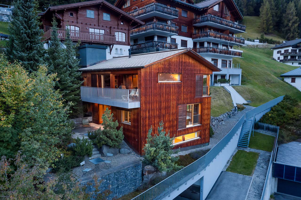 Architekturfotografie - Davos, Graubünden,Schweiz - Luxus Einfamilienhaus - Luftaufnahme mit Drohne